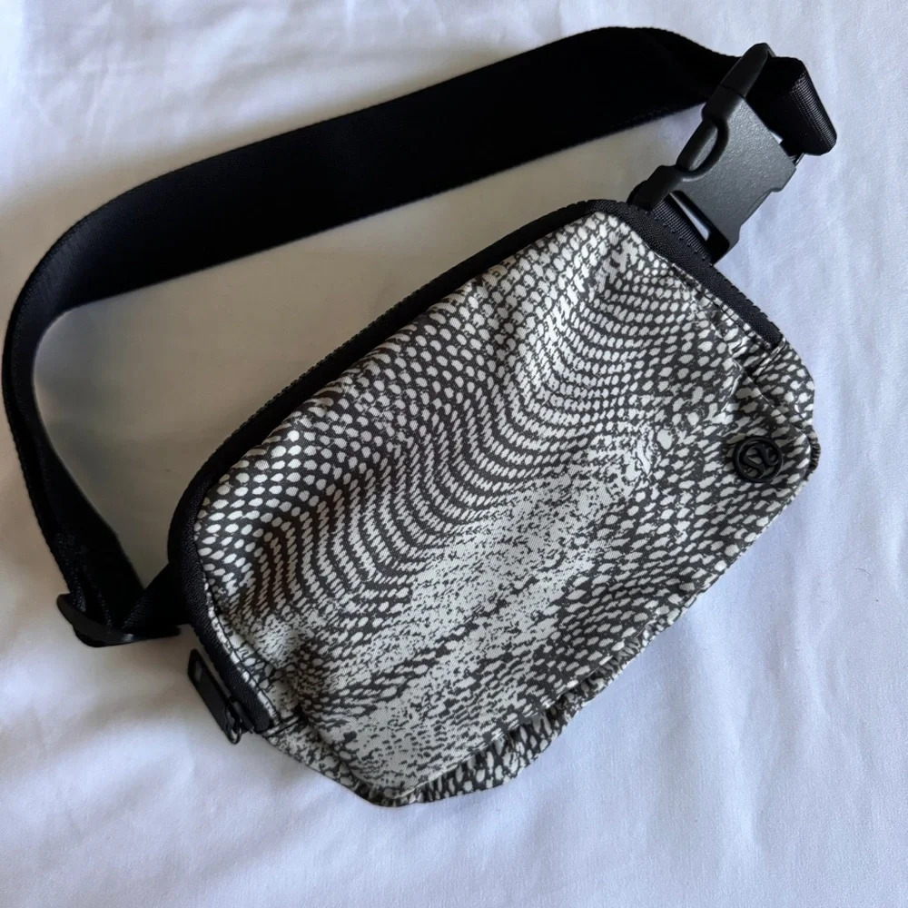 🩶 OG Lululemon Everywhere Belt Bag - Swerve Vapor Metal Grey Black